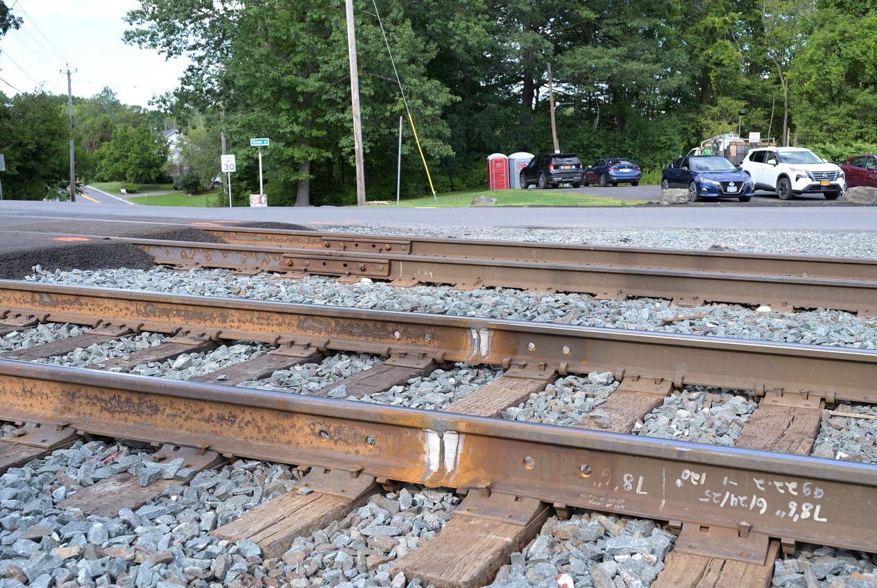 Jointed rail with fishplate on ballast